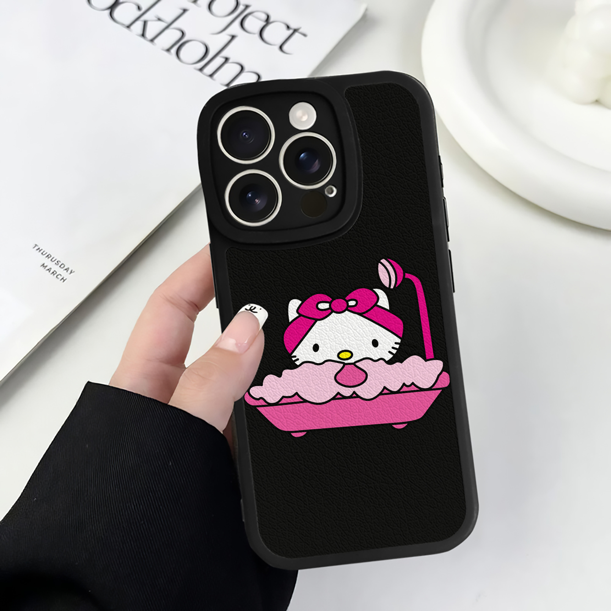 （画像用） Hello Kitty ハローキティ 【iPhone 16シリーズ対応】シリコンスマホケース（レザー調） 材質：シリコン